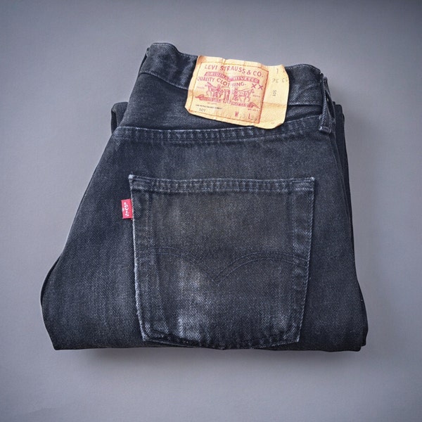 Vintage 90er Jahre Levis Jeans 501 schwarz hergestellt in Frankreich aus dem Jahr 1994 Größe W.33l.36 gekürzt