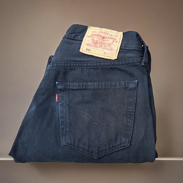 Vintage 00S levis 501 black made in UK (cod.299) straight cut dated year 2000 w.33 l.34