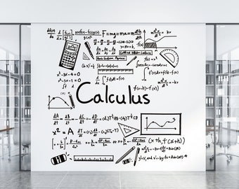 Może przedstawiać: Biała ściana z czarnymi ręcznie napisanymi równaniami matematycznymi i wzorami, w tym słowem "Calculus". Równania obejmują pochodne, całki i inne pojęcia rachunku różniczkowego. Są też rysunki kalkulatora, kątomierza i linijki.