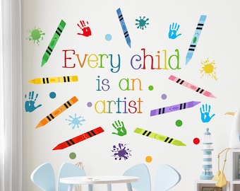 Puede incluir: Pegatina de pared con lápices de colores, huellas de manos y salpicaduras de pintura. El texto dice "Every child is an artist".