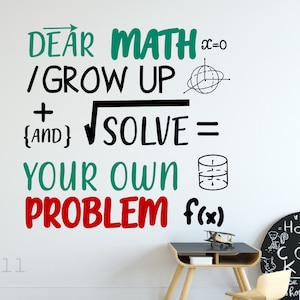 Könnte beinhalten: Ein Wandaufkleber mit dem Text "DEAR MATH / GROW UP + {AND} SOLVE = YOUR OWN PROBLEM f(x)" in schwarzer, grüner und roter Schrift. Der Aufkleber zeigt mathematische Symbole und Gleichungen.