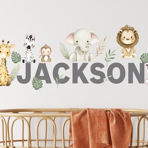 Calcomanías de pared de animales de la selva en acuarela con nombre personalizado: elefante y león de safari forestal, pegatinas para la habitación del bebé, sala de juegos y dormitorio.