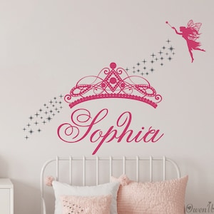 Könnte beinhalten: Rosa Prinzessinnenkrone mit einer Fee, die darüber fliegt und eine Spur aus silbernem Glitzer hinterlässt. Der Name Sophia ist darunter in Kursivschrift geschrieben.