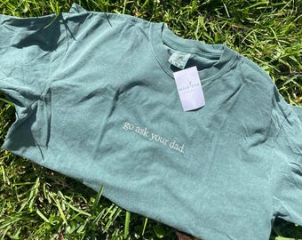 Gå och fråga din pappa Broderad t-shirt och sweatshirt