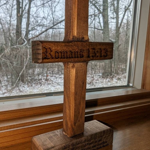 Cruz pequeña de pie / Fabricada en Maine, EE. UU. / Regalo personalizado para pastor / Adorno de escritorio / Cruz de estantería / Decoración del hogar