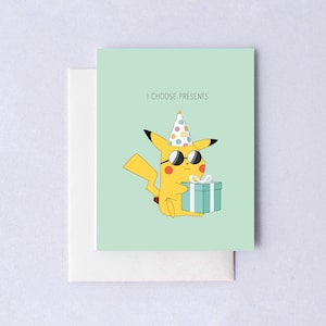 Je choisis des cadeaux, une carte d'anniversaire, une jolie carte Pikachu