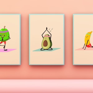 Peut inclure: Trois illustrations encadr&eacute;es de fruits faisant des poses de yoga. Un avocat vert avec un bandeau rose est en position de m&eacute;ditation assise. Une pomme verte avec un bandeau rose et des lunettes est en position d'arbre. Une banane jaune avec un bandeau vert est en position de chien t&ecirc;te en bas.