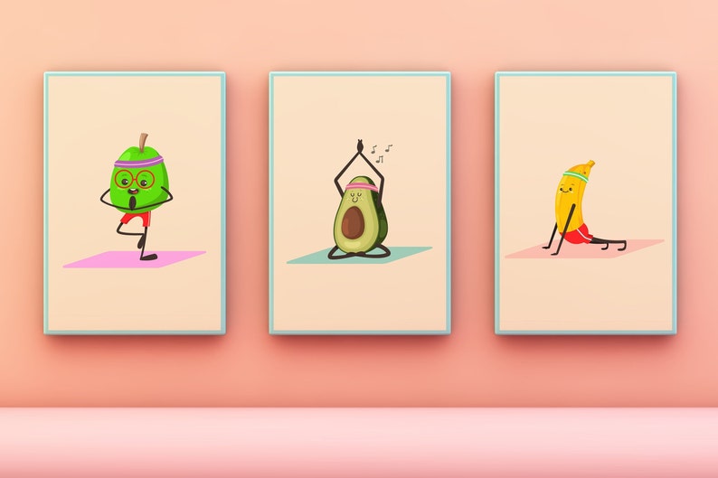 Peut inclure: Trois illustrations encadr&eacute;es de fruits faisant des poses de yoga. Un avocat vert avec un bandeau rose est en position de m&eacute;ditation assise. Une pomme verte avec un bandeau rose et des lunettes est en position d'arbre. Une banane jaune avec un bandeau vert est en position de chien t&ecirc;te en bas.