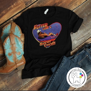 Más caliente que un Hoochie Coochie / Country de los 90 / Descarga PNG / Imagen de alta calidad / Alta resolución / Descarga digital
