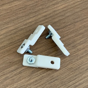 Puede incluir: Tres soportes de esquina de pl&aacute;stico blanco con tornillos y tuercas de metal. Los soportes est&aacute;n dise&ntilde;ados para conectar dos piezas de madera en un &aacute;ngulo de 90 grados.