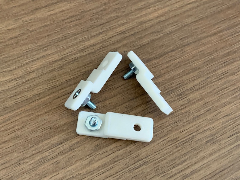 Puede incluir: Tres soportes de esquina de pl&aacute;stico blanco con tornillos y tuercas de metal. Los soportes est&aacute;n dise&ntilde;ados para conectar dos piezas de madera en un &aacute;ngulo de 90 grados.