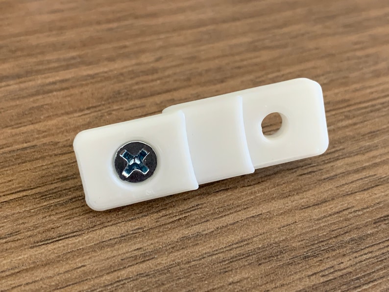 Puede incluir: Soporte de barra de cortina de pl&aacute;stico blanco con un tornillo y un agujero para montaje.