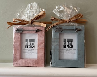 Distressed Wood Picture Frame – Arrow Accent, 2x3 Photo