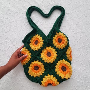 Monedero de crochet con forma de girasol