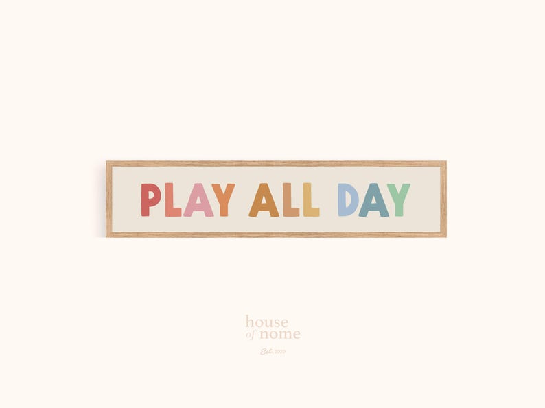 Puede incluir: Un letrero rectangular con marco de madera con las palabras "PLAY ALL DAY" en letras coloridas y redondeadas. Las letras son en tonos de rojo, rosa, naranja, amarillo, azul y verde. El fondo es de color beige claro.