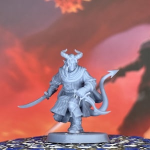 Puede incluir: Figura en miniatura gris de un demonio con cuernos con una espada y una cola. La figura está posada en una postura dinámica, con una espada curva en una mano y una daga en la otra. El fondo es rojo y naranja borroso.