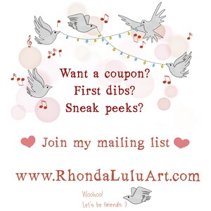 Pu&ograve; includere: Un'illustrazione colorata con uccelli, note musicali e luci a catena. Il testo dice "Vuoi un coupon? Prime scelte? Anteprime? Unisciti alla mia mailing list www.RhondaLuluArt.com Evviva! Facciamo amicizia :)"