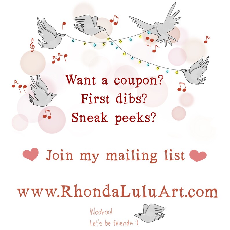 Pu&ograve; includere: Un'illustrazione colorata con uccelli, note musicali e luci a catena. Il testo dice "Vuoi un coupon? Prime scelte? Anteprime? Unisciti alla mia mailing list www.RhondaLuluArt.com Evviva! Facciamo amicizia :)"