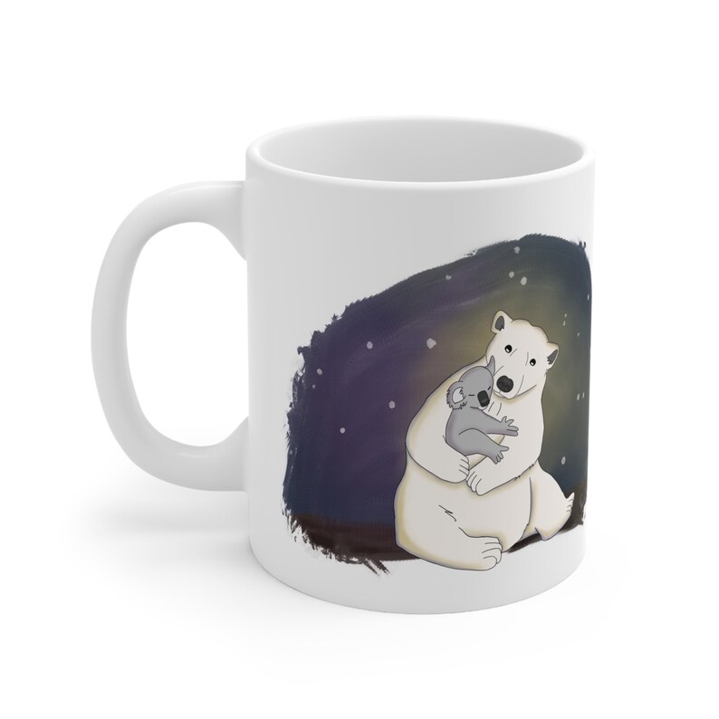 Pu&ograve; includere: Tazza in ceramica bianca con un'immagine di un orso polare che abbraccia un koala su uno sfondo di notte stellata blu scuro e viola.
