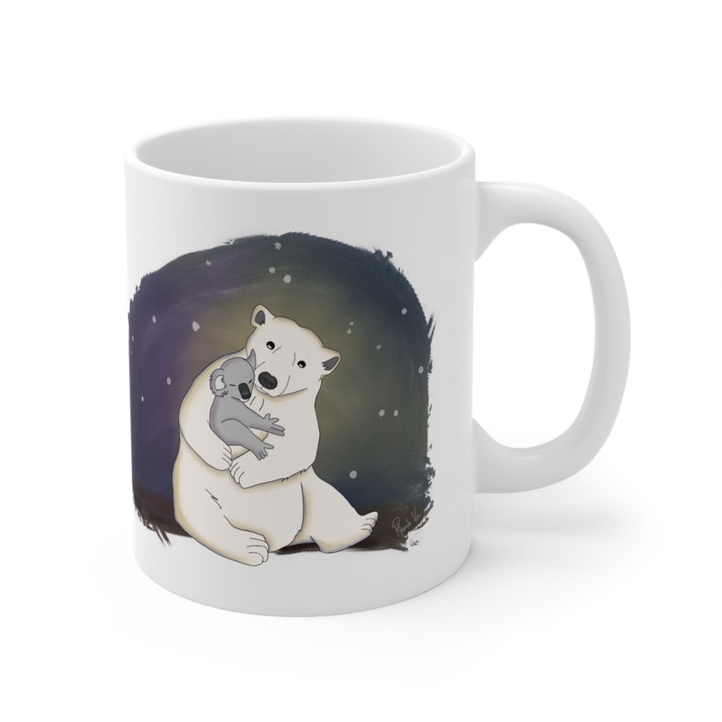 Pu&ograve; includere: Tazza in ceramica bianca con un'immagine di un orso polare che abbraccia un koala su uno sfondo blu scuro con stelle bianche.