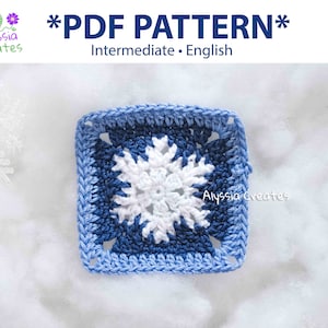 以下が含まれることがあります： 青と白のクロシェの雪の結晶の正方形のパターン。パターンには「*PDF PATTERN* 中級 • 英語」と「Alyssa Creates」のラベルが付けられています。