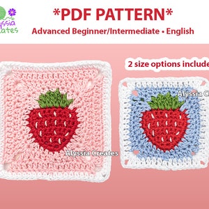 Może przedstawiać: Dwa kwadratowe wzory na szydełku w kształcie truskawki, jeden różowy, a drugi niebieski, z białymi obwódkami. Kwadraty są różnych rozmiarów. Tekst "*PDF PATTERN*" znajduje się w górnej części obrazu. Tekst "Advanced Beginner/Intermediate. English" znajduje się pod tytułem. Tekst "2 size options included!" znajduje się w prawym górnym rogu obrazu. Tekst "Alyssia Creates" pojawia się trzykrotnie na obrazie.