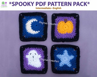 Op de afbeelding: Vier gehaakte vierkanten met Halloween-thema's. De vierkanten zijn paars, blauw, wit en geel. De ontwerpen omvatten een halve maan, een pompoen, een spook en een ster.