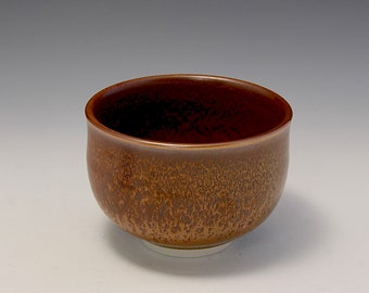 Bol à thé/Chawan en porcelaine lancé sur roue avec glaçage marron par Hsin-Chuen Lin