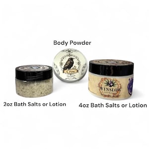 Puede incluir: Tres envases de productos para el ba&ntilde;o y el cuerpo. Una lata redonda de polvos corporales "Crow" con una ilustraci&oacute;n de cuervo, y dos tarros etiquetados "2oz Bath Salts or Lotion" y "4oz Bath Salts or Lotion". Los tarros tienen tapas negras.