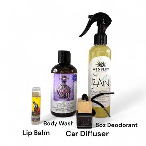 Puede incluir: Surtido de productos naturales para el cuidado corporal, que incluyen un b&aacute;lsamo labial, un gel de ducha, un difusor para autom&oacute;vil y un desodorante en aerosol de 240 ml. El b&aacute;lsamo labial tiene una etiqueta amarilla con un gr&aacute;fico. El gel de ducha est&aacute; en una botella marr&oacute;n oscuro.
