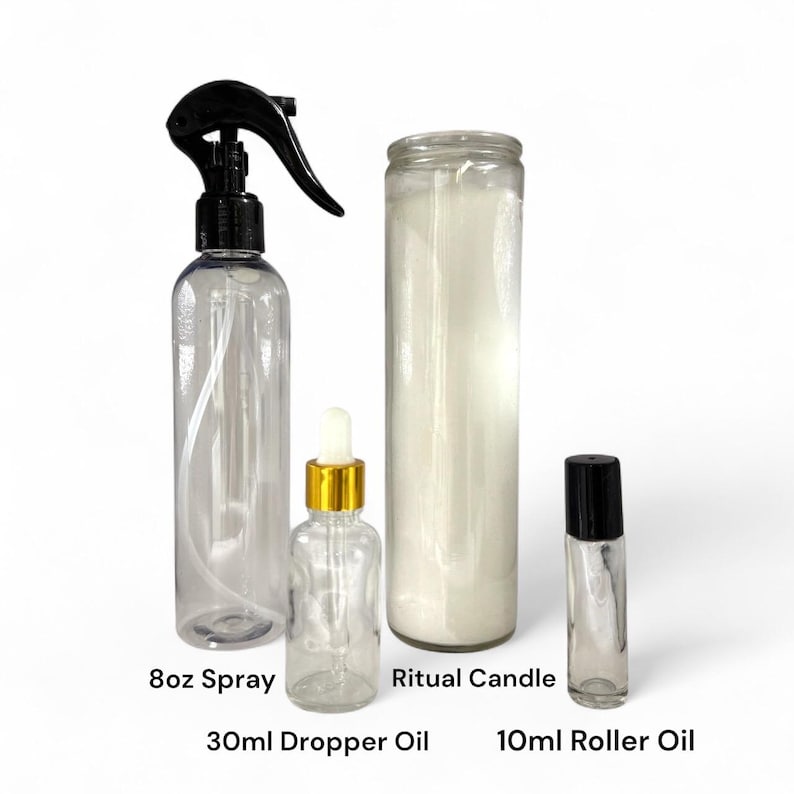 Puede incluir: Una colecci&oacute;n de art&iacute;culos espirituales, que incluye un frasco rociador de 237 ml, un frasco de aceite con cuentagotas de 30 ml, una vela ritual alta y un frasco de aceite en rollo de 10 ml. Las botellas son transparentes y la vela es blanca.