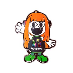 Puede incluir: Un pin de personaje de dibujos animados con pelo naranja, gafas y auriculares. El personaje lleva una camiseta negra con cuadrados pixelados de colores y el texto "NO WAY!!". El pin tiene un contorno plateado y zapatos verdes.