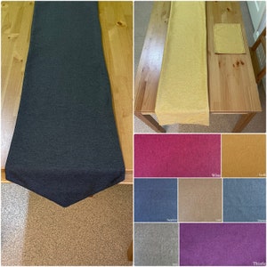 Puede incluir: Un camino de mesa gris oscuro sobre una mesa de madera. El camino de mesa tiene un aspecto texturizado. Imágenes adicionales muestran un camino de mesa amarillo con un mantel individual a juego y muestras de tela en varios colores.