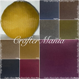 Pode incluir: Apresenta-se uma almofada redonda amarelo mostarda, juntamente com amostras de tecido em várias cores, incluindo azul, castanho, verde e roxo. As amostras são rotuladas com nomes como "Safira", "Trufa" e "Vinho". O texto "Crafter Mania" também é visível.