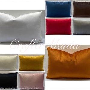 Puede incluir: Una colección de cojines rectangulares de terciopelo en varios colores, incluyendo blanco, azul marino, marrón, rojo, gris, beige, dorado, negro, rosa y naranja. Los cojines están dispuestos en una cuadrícula, mostrando sus diferentes tonos y texturas.