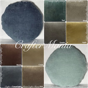 Könnte beinhalten: Ein rundes, strukturiertes Kissen in Denimblau wird zusammen mit Stoffmustern in verschiedenen Farben wie Teal, Granit, Apfel, Mokka, Creme und Mink gezeigt. Der Text "Crafter Mania" ist sichtbar.