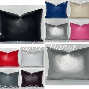 Può includere: Dieci cuscini decorativi di diversi colori con una finitura in similpelle. I cuscini sono disposti in due file da cinque. I colori sono nero, blu, beige, rosa, argento, rosso, bianco, marrone e grigio.