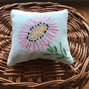 Embroidered Linen Sachet Vintage 1940s Fresh New Dried Lavender. Drawer sachet, unique sachet, embroidered sachet, vintage embroidery