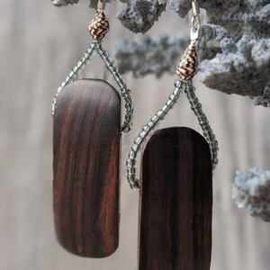 Pendientes de cuentas de madera y vidrio