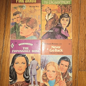Romanzi d'amore vintage Harlequin in brossura degli anni '70: Pink Sands (1794), Stairs To Enchantment (1861), Never Go Back (1956), Impossible Boss (2012)