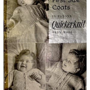 以下が含まれることがあります： 2人の赤ちゃんがニットのジャケットを着ている、ヴィンテージの編み物パターンブックレット。表紙には「437-6° First Size Coats In Patons Quickerknit Baby Wool」というテキストと、P&B Woolsのロゴが掲載されています。