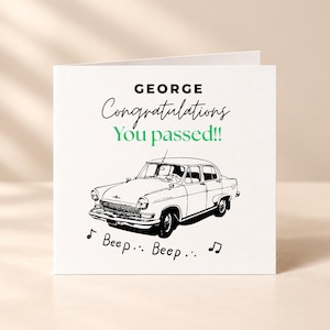 Peut inclure: Une carte de vœux carrée blanche avec le texte GEORGE, Congratulations, You passed!! en noir et vert. Sous le texte se trouve un dessin au trait noir et blanc d'une voiture ancienne avec les mots Beep.. Beep.. et deux notes de musique.