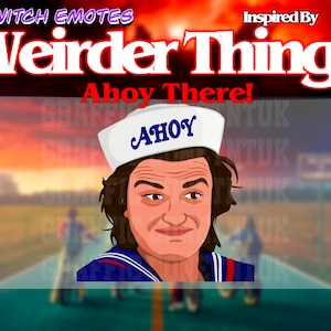 Peut inclure: Une illustration de dessin animé d'un personnage de la série Stranger Things portant un chapeau de marin bleu et blanc avec le mot "Ahoy" dessus. Le personnage a les cheveux bruns et sourit. L'arrière-plan est une image floue d'une scène de rue.