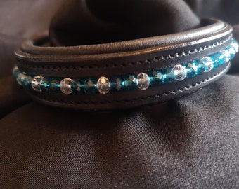 Hundehalsband aus echtem Leder mit personalisierten facettierten Glasperlen.