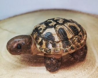 Handgefertigtes Schildkröten Modell. Handgefertigtes und Handbemaltes Tonmodell. Niedliche Geschenkidee