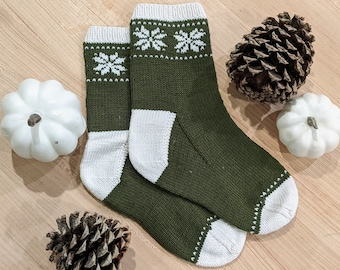 Holiday Snowflake Knit Sock Pattern