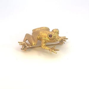 Vintage COOPER 18K Solid Yellow Gold Ruby-Eyed Frog Pin