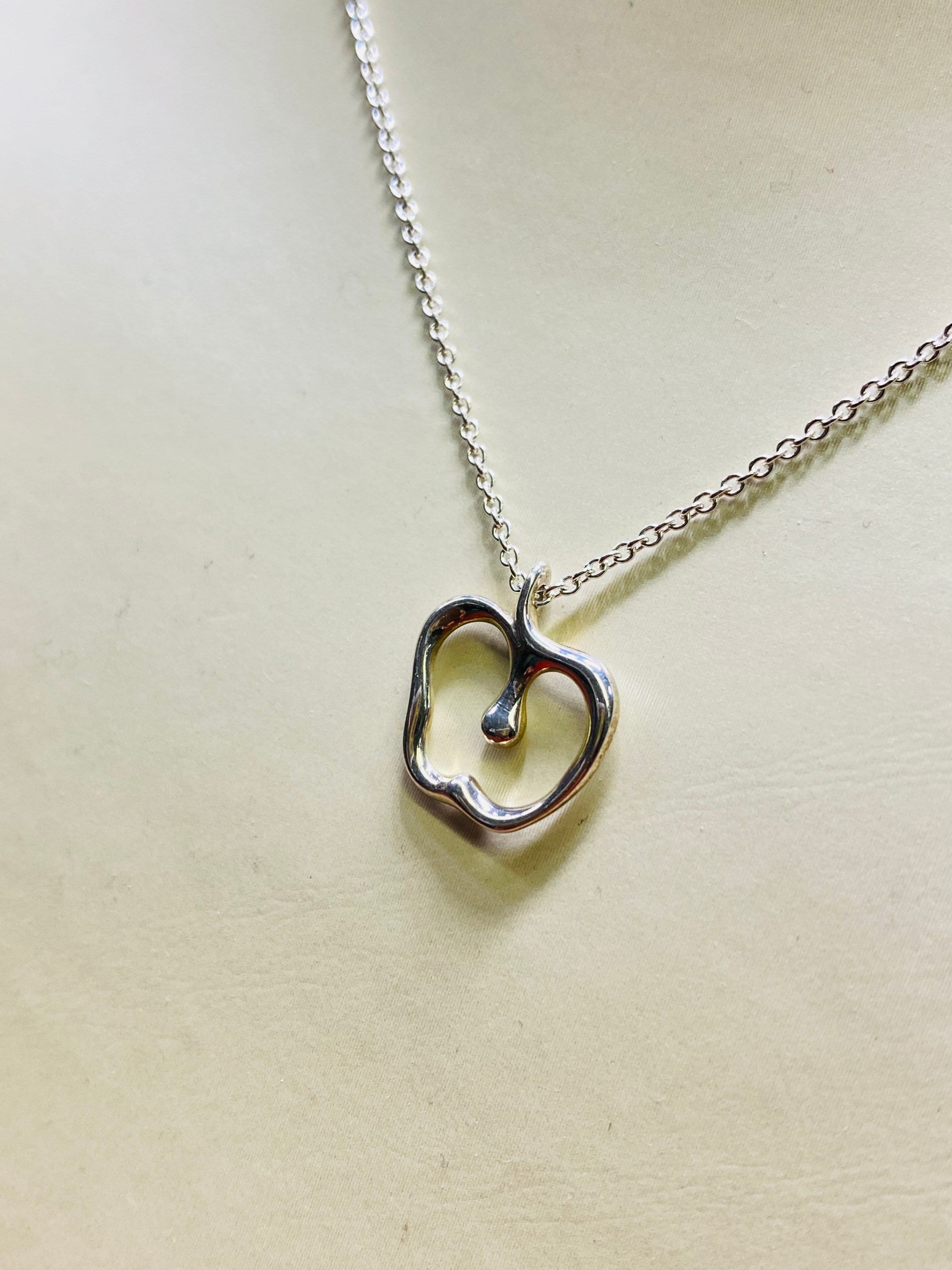Vintage Pre-owned Tiffany & Co Elsa Peretti Apple Pendant on