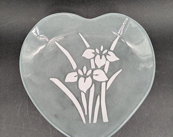 Plato vintage Annieglass de vidrio esmerilado con forma de corazón y flores de iris, 18 cm, firmado y numerado (n.° 311/311)