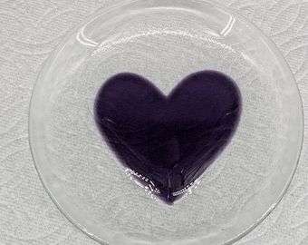 Plato de baratijas de vidrio artístico hecho a mano y firmado con forma de corazón púrpura de 6'' de vidrio fundido